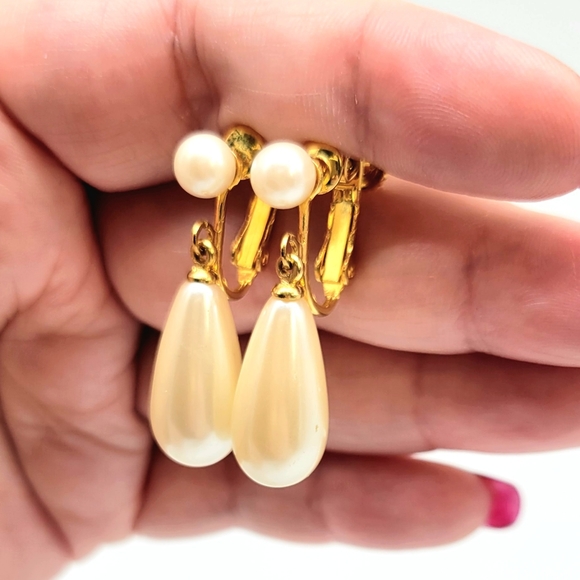 Vintage Ivory Faux Pearl Teardrop Earrings in Gold Tone with Screw Backs - Picture 2 of 7